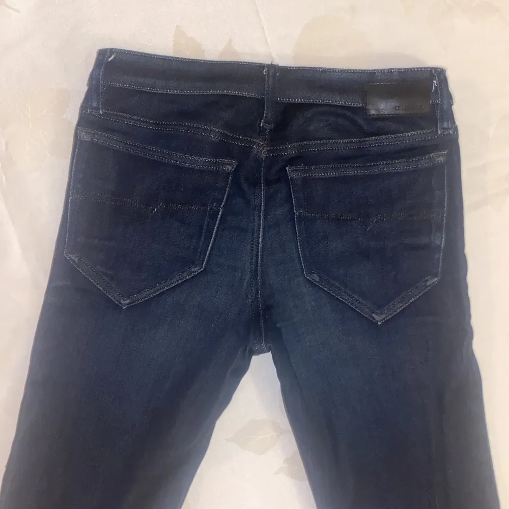 Mörkblå Diesel jeans, stretch W: 29 L: 34, snygga på, kr 60. Jeans & Byxor.