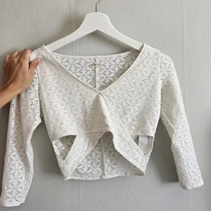 Topp - Superfin topp från holister med "hål" i sidorna och trekvartsärm💕 nyskick! Endast använd 2 gånger. 