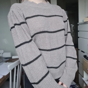 Stickad tröja - Hel och fin. Använd ett fåtal gånger