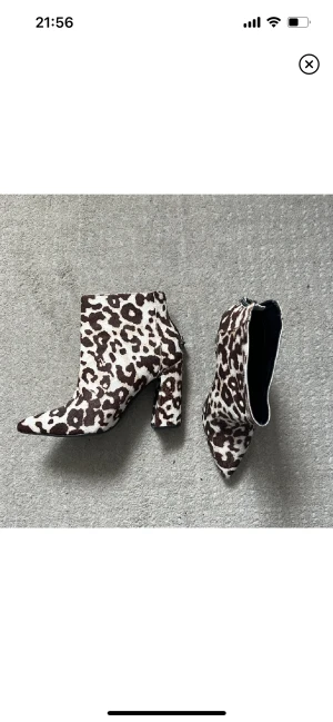 Leopardklackar - Bra skick, sulan lite sliten. ”Hårigt” material.