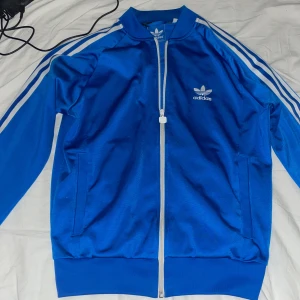 Adidas kofta - En riktigt snygg adidas kofta  Vid fler frågar hör av er Pris ej hugget i sten