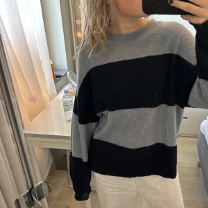 Stickad tröja - Fin blårandig stickad tröja från H&M. Storlek L. 