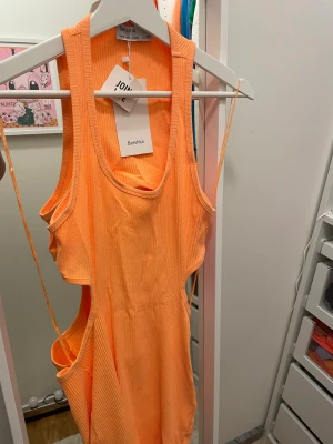Klänning  - Kort klänning från Bershka, oanvänd