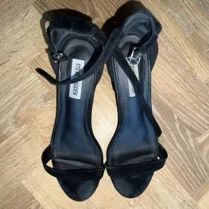 Klackar - Klackskors med relativt låg samt tjockare klack. Superbekväma! Måttligt använda, säljes pga aningen för stora.   Ps. Hittar inte någon storlek, men relativt säker på att det är 39. Skulle dock påstå att det passar 40 med. 