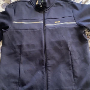 Hugo boss storlek M - Helt ny, oanvänd, säljer den pga att den är för stor för mig.. 