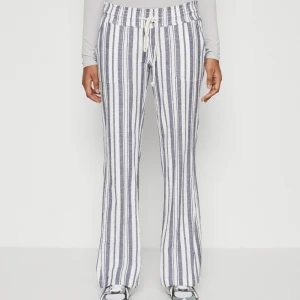 Linnebyxor  - Säljer dessa as snygga randiga linnebyxorna från roxy köpta för 649kr💖💖