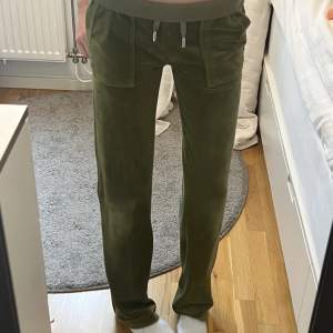  ett par gröna juicy couture byxor i storlek Xxs använda typ 2 gånger och är jätte fina men för mig har dom aldrig kommit till användning köpta för 1200