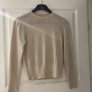 Tröja - Beige glittig tröja storlek S, använd 1 gång 