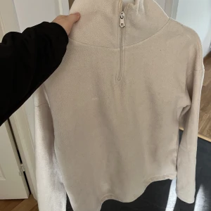 LXA fleece - Den krämvita lxa fleecen i storlek xs, bra skick👌🏼✨