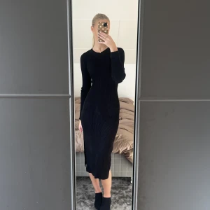 Stickad klänning  - Så fin stickad klänning från &otherstories, tyget är ribbat och det är slits på båda sidor samt knytning i ryggen, perfekt nu till hösten⚡️⚡️ Stl xs💋