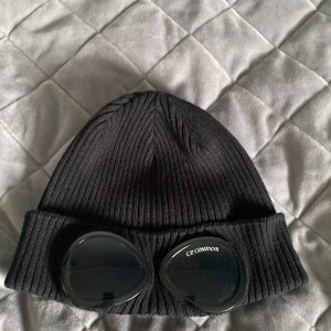 CP company mössa - Snygg mössa som är perfekt för vinter/vår. Nypris är ungefär 1300kr  skick är 8/10 