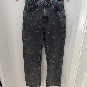 Coola jeans från NA-KD med små stenar på framsidan