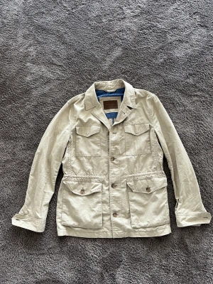 Massimo dutti jacka - Hej! Säljer min extremt snygga Massimo dutti jacka som jag använt ett fåtal gånger. Skick 9,5/10 Nypris: 1800kr