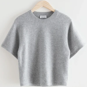 Other stories stickad t shirt - Säljer för den inte kommer till användning, köpt för 690kr