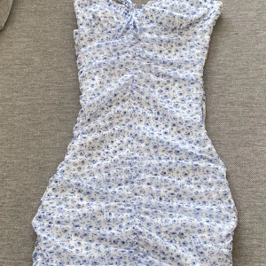 Klännig - Blommig klänning 