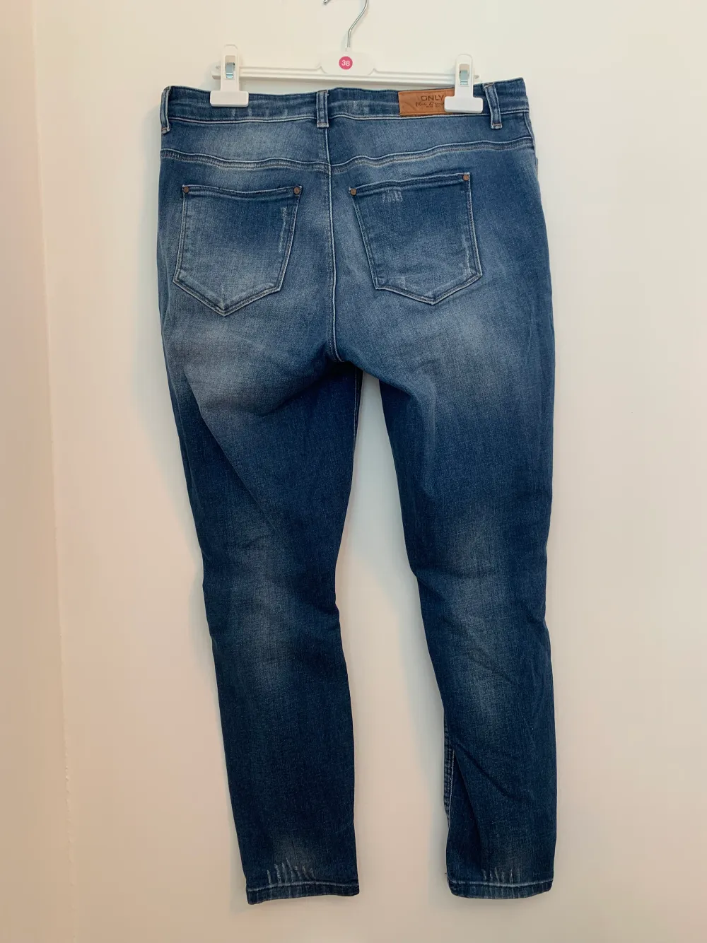 Sparsamt använda, mellanblå jeans från Only i storlek, waist 31, lenght 30. Jeansen har slitningar på knäna och lite vid vänster ficka.. Jeans & Byxor.