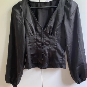 Blus  - Jättefin svart, siden blus som tyvärr är för liten, den är hel och ren! Storleken är XXS men passar även XS