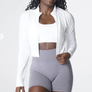 Seamless zip up - NVGTN - Helt oanvänd topp med dragkedja från NVGTN. Superfin men kommer aldrig till användning.. Köpt för 425, säljer för 250 🖤 