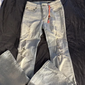 Reign Italian jeans - Säljer dessa super snygga ljusblåa Reign Italia jeans från raglady!! Jag köpte de på plick men de var tyvärr  för stora för mig och även för långa för mig❤️🥲Använd inte köp nu direkt utan meddela mig det❤️