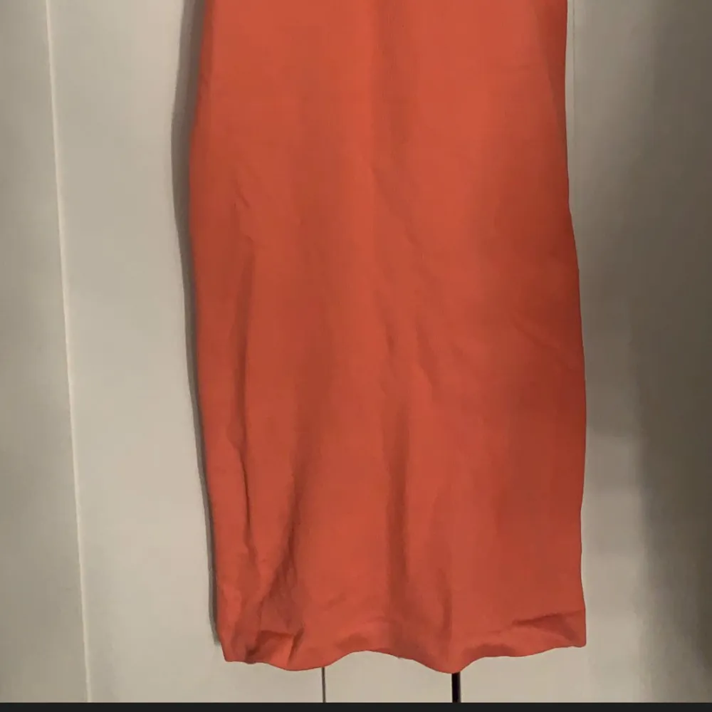 En riktigt fin orange rosa klänning, lång och aldrig använd för att den är för liten, stl 2xs. Klänningar.