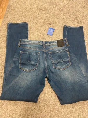 Lågmidjade jeans  - Jätte snygga Lågmidjade bootcut jeans! Tyvärr satt det inte så bra på mig så därför säljer jag dom. Köpt från sellpy och är i mycket bra skick. Prislappen är kvar!💞
