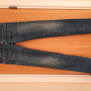 Jeans från Replay, i nyskick. Sliten modell, slim-fit, låg midja. Stretch. 98% bomull, 2% elastan.
