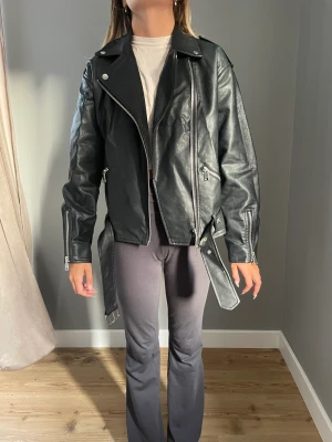 Skinjacka  - Skinjacka i storlek 34  Från missguided