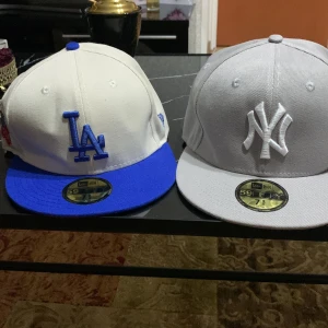  Feta kepsar  -  feta kepsar för att passa med kläder  600kr för båda men priset kan diskutera