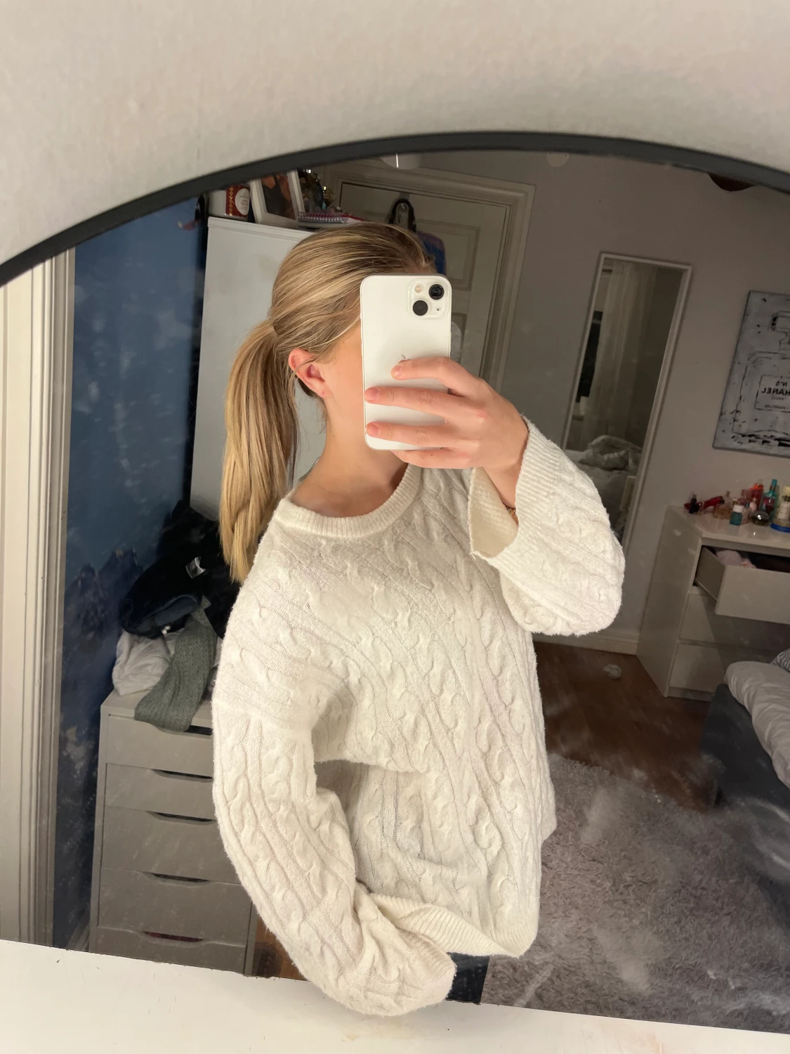 En vit stickad tröja från lager 157. Den är i fint skick och vräkigt skön! 