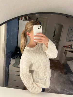 En vit stickad tröja från lager 157. Den är i fint skick och vräkigt skön!  - En vit stickad tröja från lager 157. Den är i fint skick och vräkigt skön! 