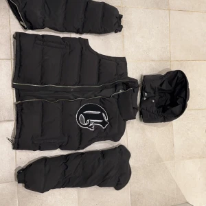 Crvdea justerbar jacka - Riktigt snygg justerbar jacka. Varm och skön! Riktigt snygg som både jacka och väst! Riktigt bra passform. Inga skador eller defekter. Skriv vid intresse, prisförslag eller frågor 