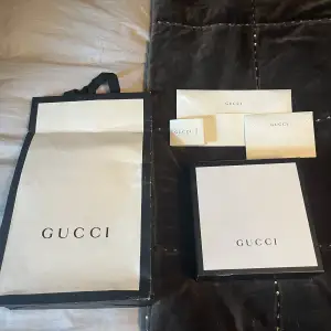Säljer ett OG Supreme Gucci Bälte 85cm, givetvis äkta, kartong, kasse, brev, m.m kommer med som på bilden. Köpare står för frakt och betalar innan leverans. Condition 7.5/10 (lite repor, och ett litet slitage på bältet, mer bilder kan visas DM)