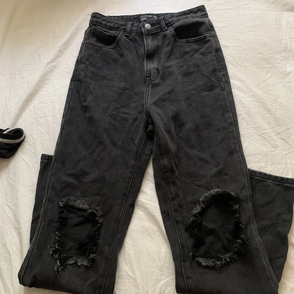 Säljer ett par svart/gråa raka jeans från prettylittlething i strl 32 (passar även 34). Byxorna är i fint skick och har tyvärr ej kommit till användning. Hör av er vid frågor/intresse🤍. Jeans & Byxor.