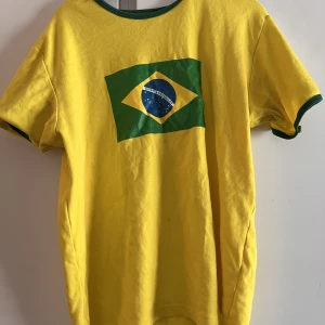 Brasilien tröja - Brasilien tröja, finns fläckar på den men inget som man tänker på. Storlek M men kan även passa S. DM för fler bilder