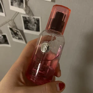 Victoria’s Secret Bombshell Body Mist - 2/3 kvar av flaskan (ca 50 ml).   Priset kan förhandlas.  Fragrance type: Floral Notes: Purple Passion fruit, Shangri-la Peony and Vanilla Orchid