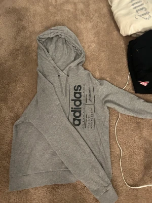 Addidas tröja - Hej säljer min Adidasbyxor tröja Pris 200kr men vid snabb affär 150kr Storlek S passar även XS 