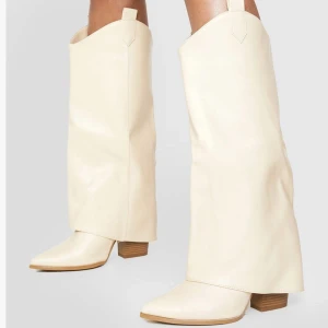 Boots med vikt kant - Vita boots, aldrig använda superfina till klänning eller kjol