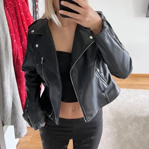 Skinnjacka - Skinnjacka från Nelly stl 38 men passar även 36 💗nästan aldrig använd 