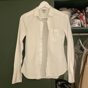 Vit skjorta/blus - Figursydd så sitter tajt vid midjan⭐️ storlek 36