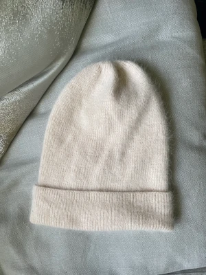 Mössa beige FWSS - Köpt på NK, aldrig använd! Jättefint material med angora. 