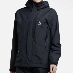 Haglöf jacka dam - Svart haglöfs jacka dam i modellen astral st S, men passar Man också. Lite smink fläckar på men går att tvätta bort använd mycket men inga andra defekter, köpte för 3500kr och säljer for 2400kr hör av dig om fler bilder☺️