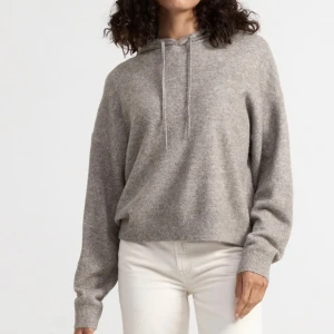 Stickad hoodie - Jätte mjuk och skön stickad hoodie från Lindex. Endast använd 2 gånger, som nyskick. Köpt för 399kr🤍