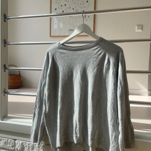 Finstickad tröja - En grå finstickad tröja med fina detaljer i ryggen ;) Tröjan är från barnavdelningen men den passar en XS-S beroende på hur man vill att den ska sitta.