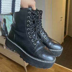 Kängor/boots från H&M. Använd fåtal gånger. I fint skick! I storlek 39.