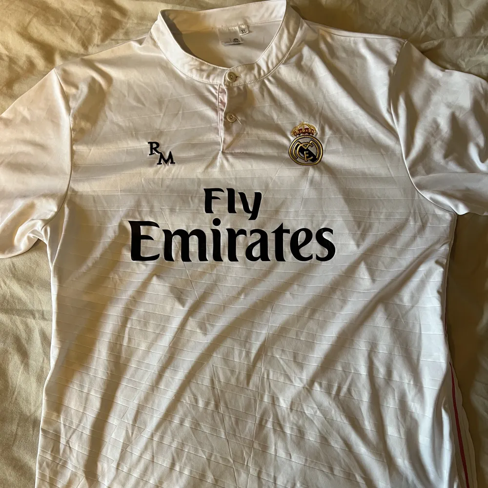 Real Madrid tröja i storlek L. T-shirts.