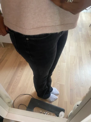 Lågmidjade bootcut jeans  - Lådmidjade byxor från zara. Köp direkt för 99