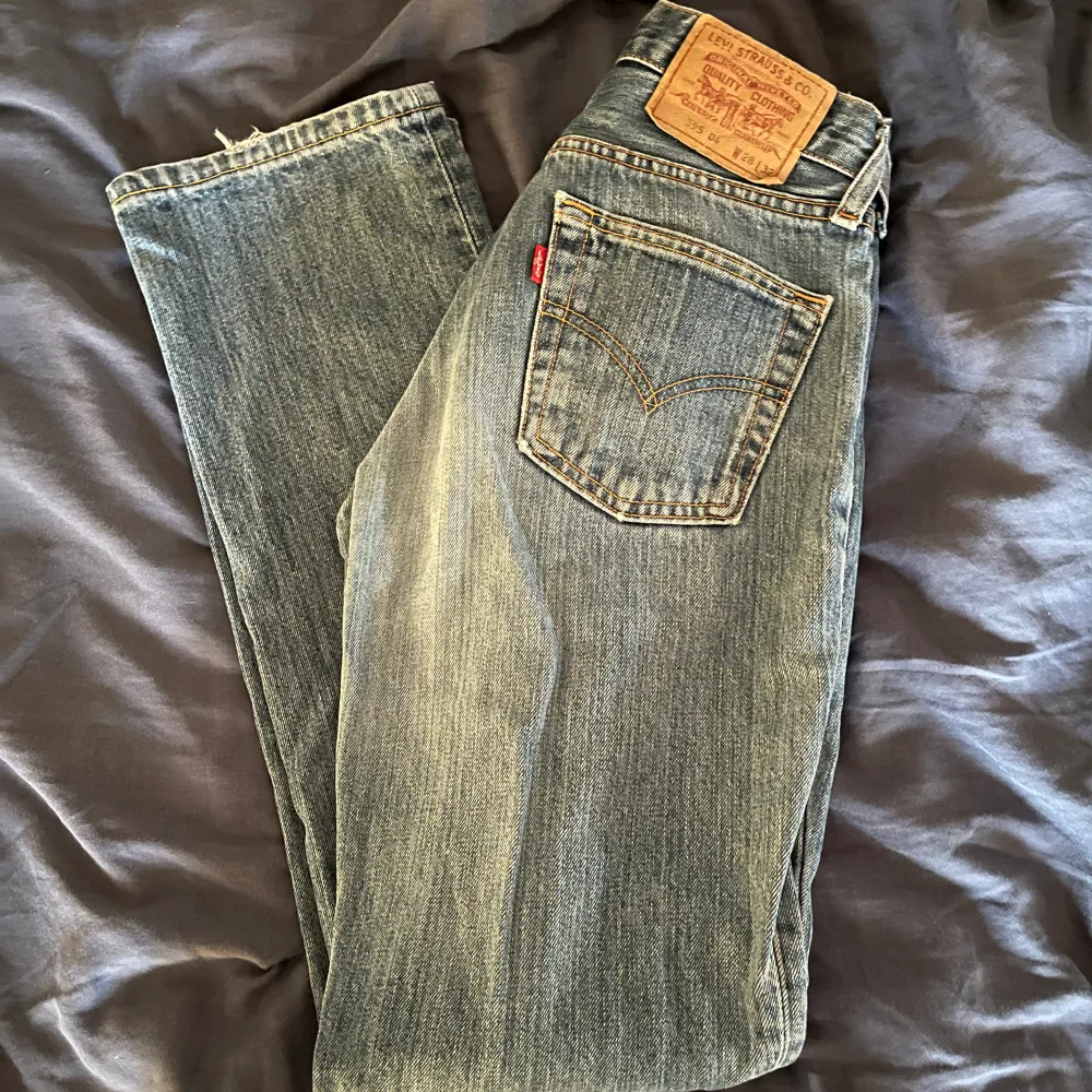 Jättesnygga Levis jeans, de är inte skinny jeans!💘finns inte att köpa längre, innerbenslängden är 78cm och midjemåttet är 72cm!❤️Skriv privat för fler frågor eller bilder🫶🏼tryck gärna på köp nu men skriv gärna till mig innan!💋. Jeans & Byxor.