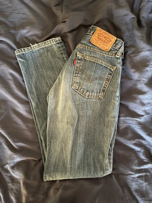 Lågmidjade Levis jeans - Jättesnygga Levis jeans, de är inte skinny jeans!💘finns inte att köpa längre, innerbenslängden är 78cm och midjemåttet är 72cm!❤️Skriv privat för fler frågor eller bilder🫶🏼tryck gärna på köp nu men skriv gärna till mig innan!💋