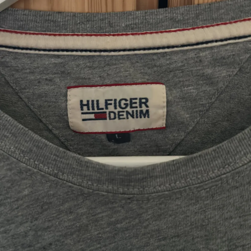 Tommy hilfiger T-shirt, knappt använd. . T-shirts.