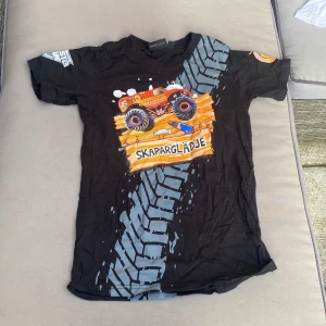 T-shirt  - Säljer denna t shirt då jag vann den på ett event på Bauhaus. Den har kommit till användning en gång och säljer för att den är för liten för mig.